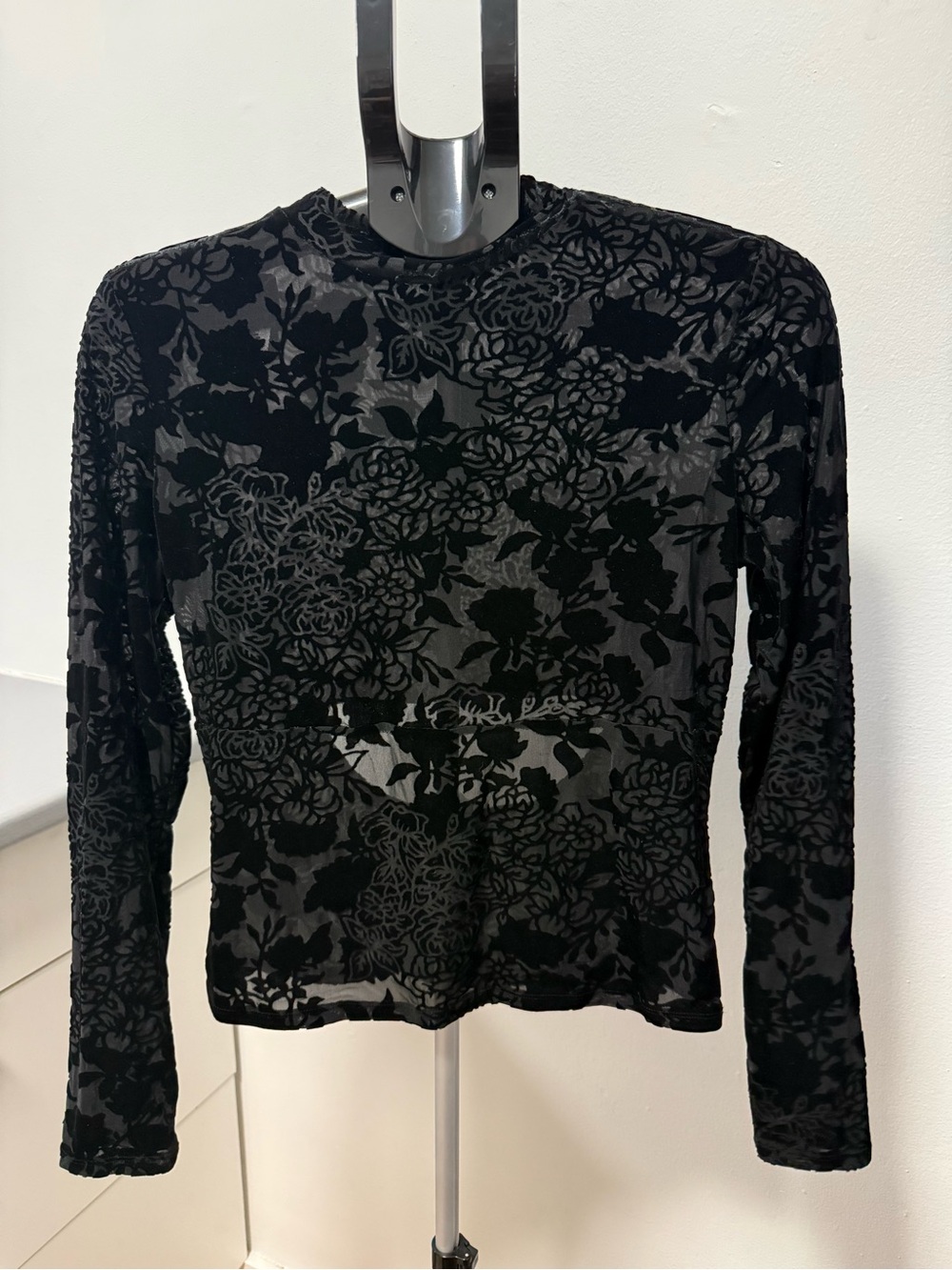 Guess Black Floral Burnout Mesh Long Sleeve Top Women’s Size Large